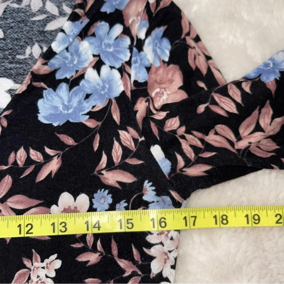 American Eagle Crepe Black Floral Print Wrap Front Bell Sleeve Top Small Women’s - Picture 7 of 11